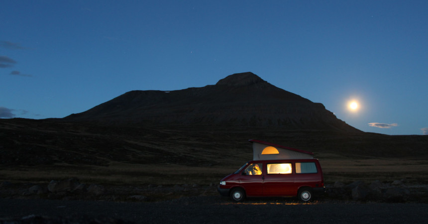 Bulli-Buero: Unser VW Bus am Abend in Island