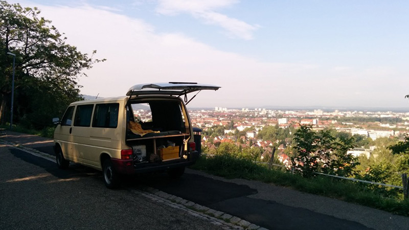 Parken an einem Hang mit Blick über Freiburg